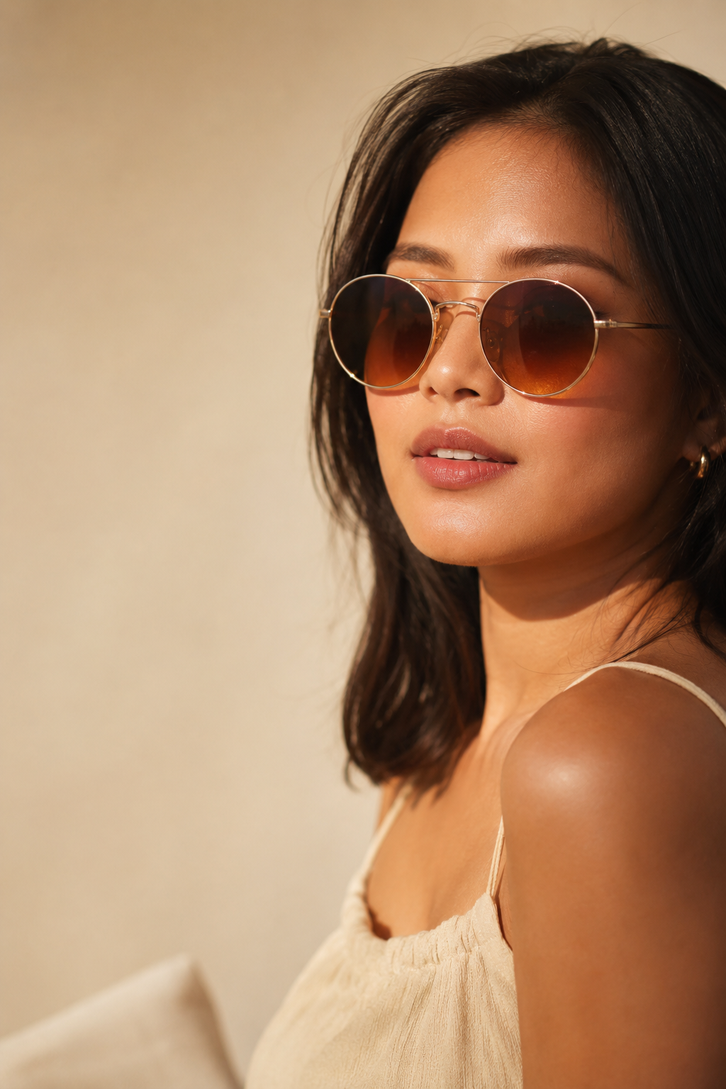 Model mengenakan kacamata sunrays.id saat golden hour